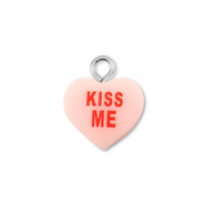 Pendentifs en r&eacute;sine coeur "KISS ME" Rose clair-rouge