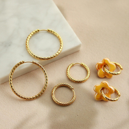 Sets d'inspiration Mix and match avec des boucles d'oreilles créoles en acier inoxydable et des boucles d'oreilles en acier inoxydable avec des chaînes