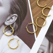 Sets d'inspiration Comment combiner des boucles d'oreilles en acier inoxydable prêtes à porter ?