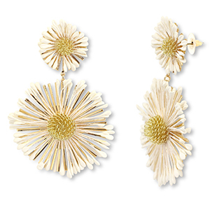 Boucles d'oreilles en raphia accroche-regard fleur Blanc cass&eacute;-dor&eacute;