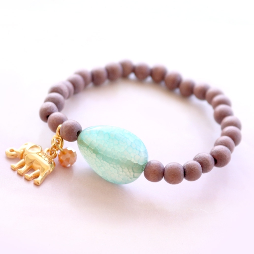 Des bijoux avec pierres semi-pr&eacute;cieuses agate ovale