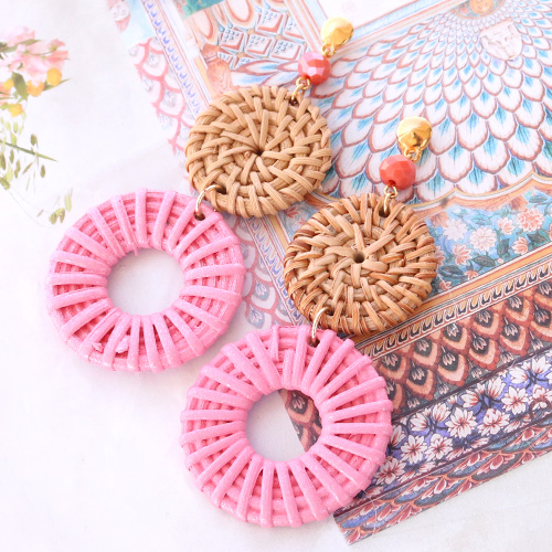 Boucles d&rsquo;oreilles festives avec pendentifs en rotin !