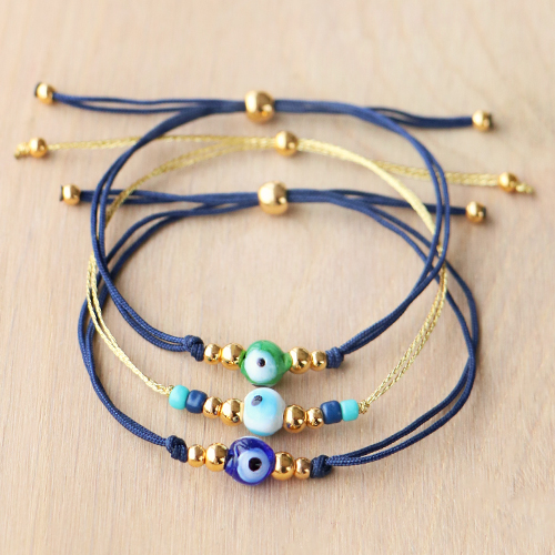 Confectionner de magnifiques bracelets avec les nouvelles perles &OElig;il porte-bonheur :