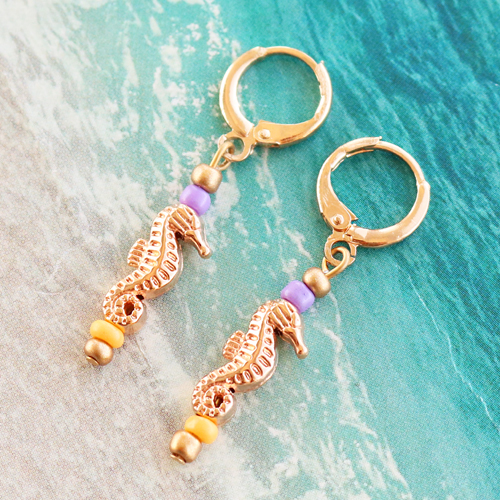 Ces bijoux ont &eacute;t&eacute; confectionn&eacute;s avec la collection estivale de m&eacute;tal DQ :