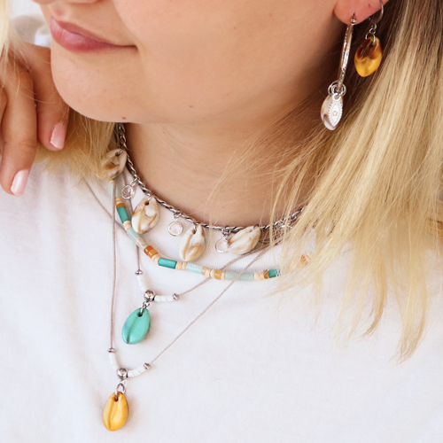 Vous allez pouvoir confectionner ces bijoux avec les nouvelles perles coquillage Cauri en r&eacute;sine :