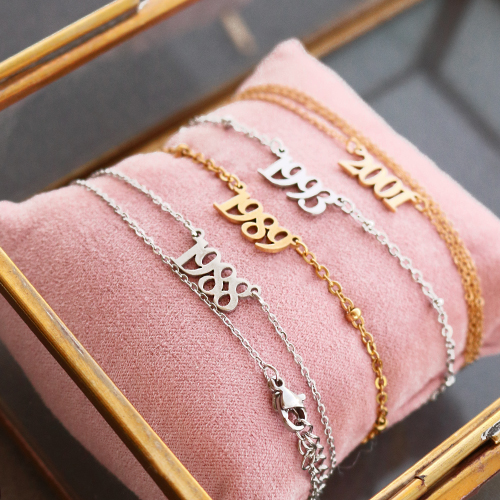 Vous pouvez cr&eacute;er ces bijoux avec nos nouveaux connecteurs en forme d&rsquo;ann&eacute;e :