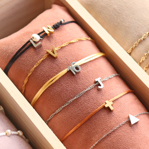 Voici comment cr&eacute;er des bijoux personnalis&eacute;s avec les nouvelles perles initiales en acier inox :