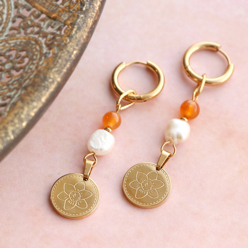 Vous pouvez confectionner ces bijoux tendance avec les breloques Fleur de naissance :