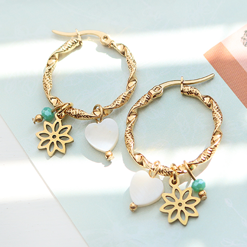 Laissez-vous inspirer et confectionnez des colliers et des boucles d&rsquo;oreilles tendance avec des breloques et des connecteurs en acier inox. 