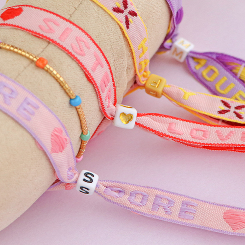 Utilisez ce joli ruban texte pour votre collection de bracelets 