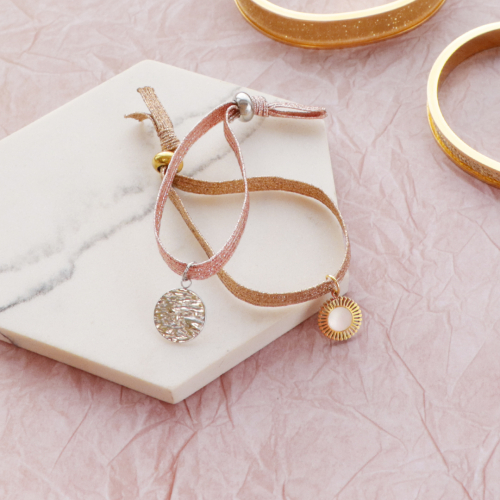 Soyez cr&eacute;atif(ve) avec des bracelets jonc et du ruban &eacute;lastique