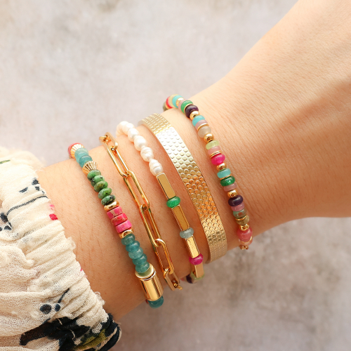 Voici comment cr&eacute;er une collection de bracelets avec des pierres naturelles