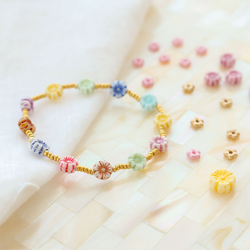 Comment int&eacute;grer les perles tch&egrave;ques dans votre collection d'&eacute;t&eacute;?