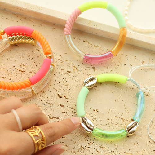 Soyez cr&eacute;atifs avec les perles tube acrylique mat et AB coating !