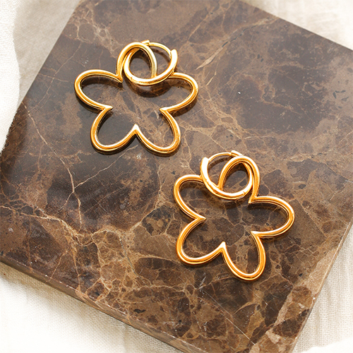 Comment cr&eacute;er des boucles d'oreilles avec des fleurs Polaris et des cr&eacute;oles DQ?