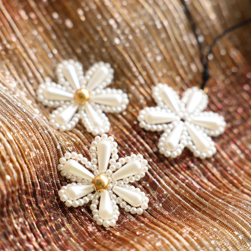 Comment incorporer les pendentifs &agrave; facettes Fleur dans des bijoux de f&ecirc;te?