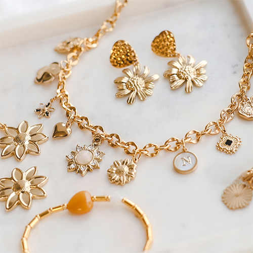 Soyez cr&eacute;atifs avec les breloques en acier inoxydable en forme de fleur !