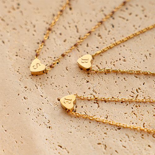 R&eacute;aliser des colliers et des bracelets avec des perles lettres