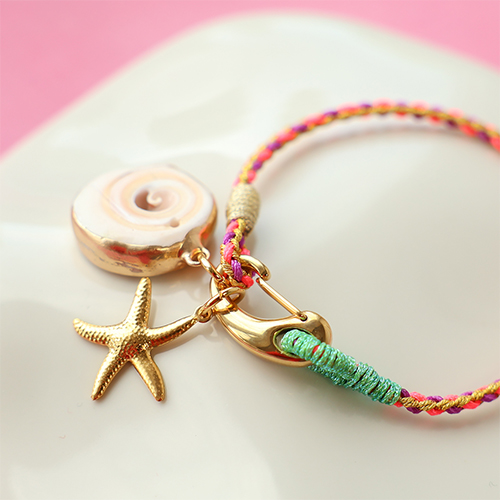 Cr&eacute;ez de magnifiques colliers, bracelets et cordon de t&eacute;l&eacute;phone avec les cordons tress&eacute;s