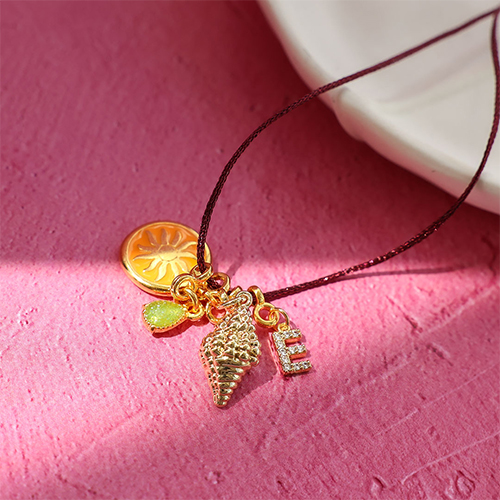 Soyez cr&eacute;atif avec des breloques en m&eacute;tal DQ et des perles