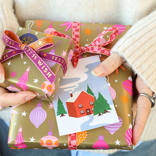 Mix & Match : Cr&eacute;ez votre propre look festif avec des pins et broches