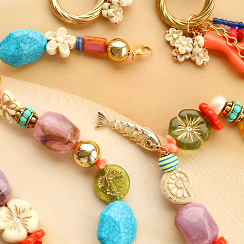 Perles acryliques avec d&eacute;tails en couleur dor&eacute; 