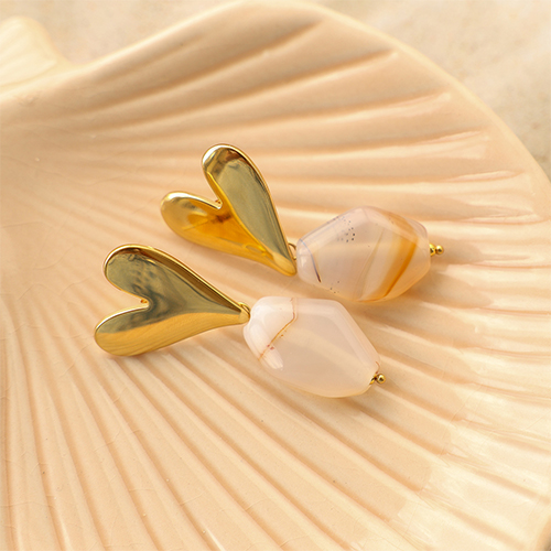 Comment cr&eacute;er des bijoux color&eacute;s avec des perles en pierre naturelle ?