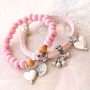 Des bracelets avec des articles du SUMMER SALE