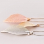 Colliers fins avec des pendentifs feuilles
