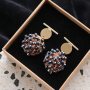Boucles d&rsquo;oreilles et broches festives avec des grappes de perles et des pompons ronds !