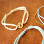 Comment confectionner des bracelets alphabet avec du cordon en satin :