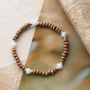 Lancez-vous avec les perles en bois et confectionnez de superbes bracelets