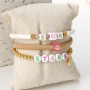 Vous pouvez confectionner ces bracelets d&rsquo;&eacute;t&eacute; super cool avec des perles alphabet et signes du zodiaque : 