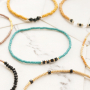 Voici comment confectionner des bracelets et des boucles d&rsquo;oreilles avec les rocailles Miyuki : 