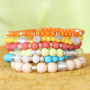 Confectionnez des bracelets multicolores avec des perles acryliques ! 