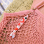 D&eacute;corez vos accessoires avec nos porte-cl&eacute;s floraux en forme de poisson