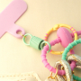 M&eacute;langez et assortissez les accessoires pour porte-cl&eacute;s et cordons de t&eacute;l&eacute;phone 