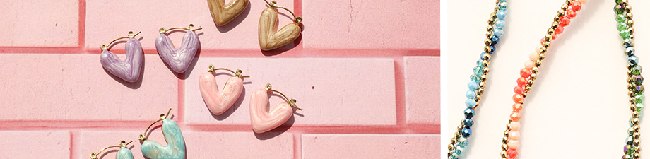 Nouveau! Collier en perles &agrave; facettes et cr&eacute;oles en c&oelig;urs