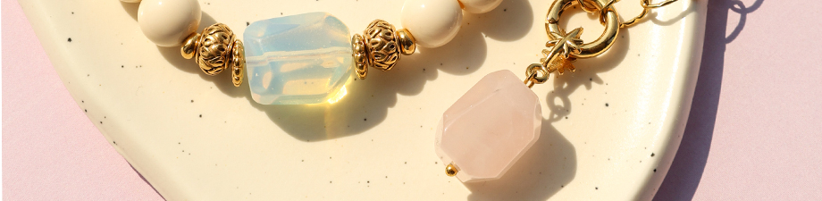 Belle série de perles et pendentifs en pierre naturelle Belle série de perles et pendentifs en pierre naturelle